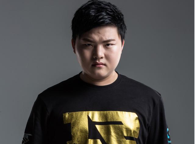 flusha 在 dima_wallhacks 的直播中与 10 个 FACEIT 级别的玩家对战